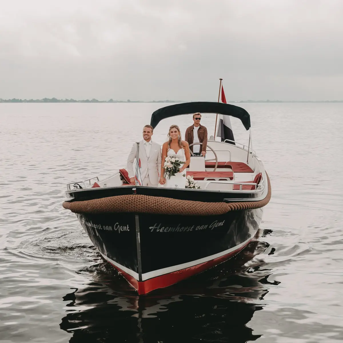 Bruidspaar op boot
